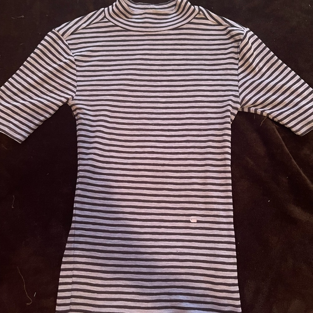 G star woman top . Size xs but fits like a small . Has stretch !